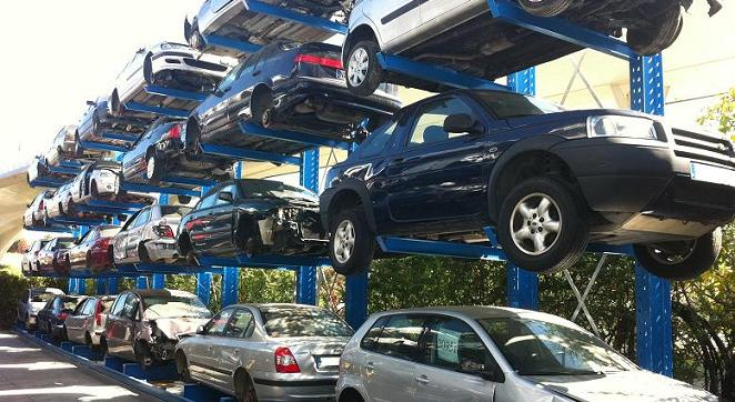 Professionelle Aufreihung der zu verschrottenden Autos auf dem Autoschrottplatz in Herne 